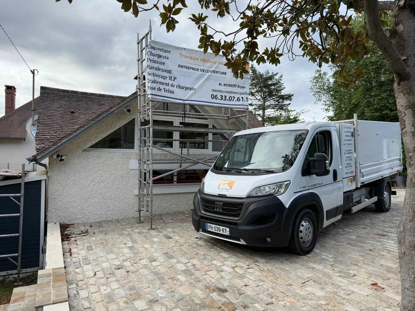 Le camion Eco Toit Renov devant un chantier de couverture