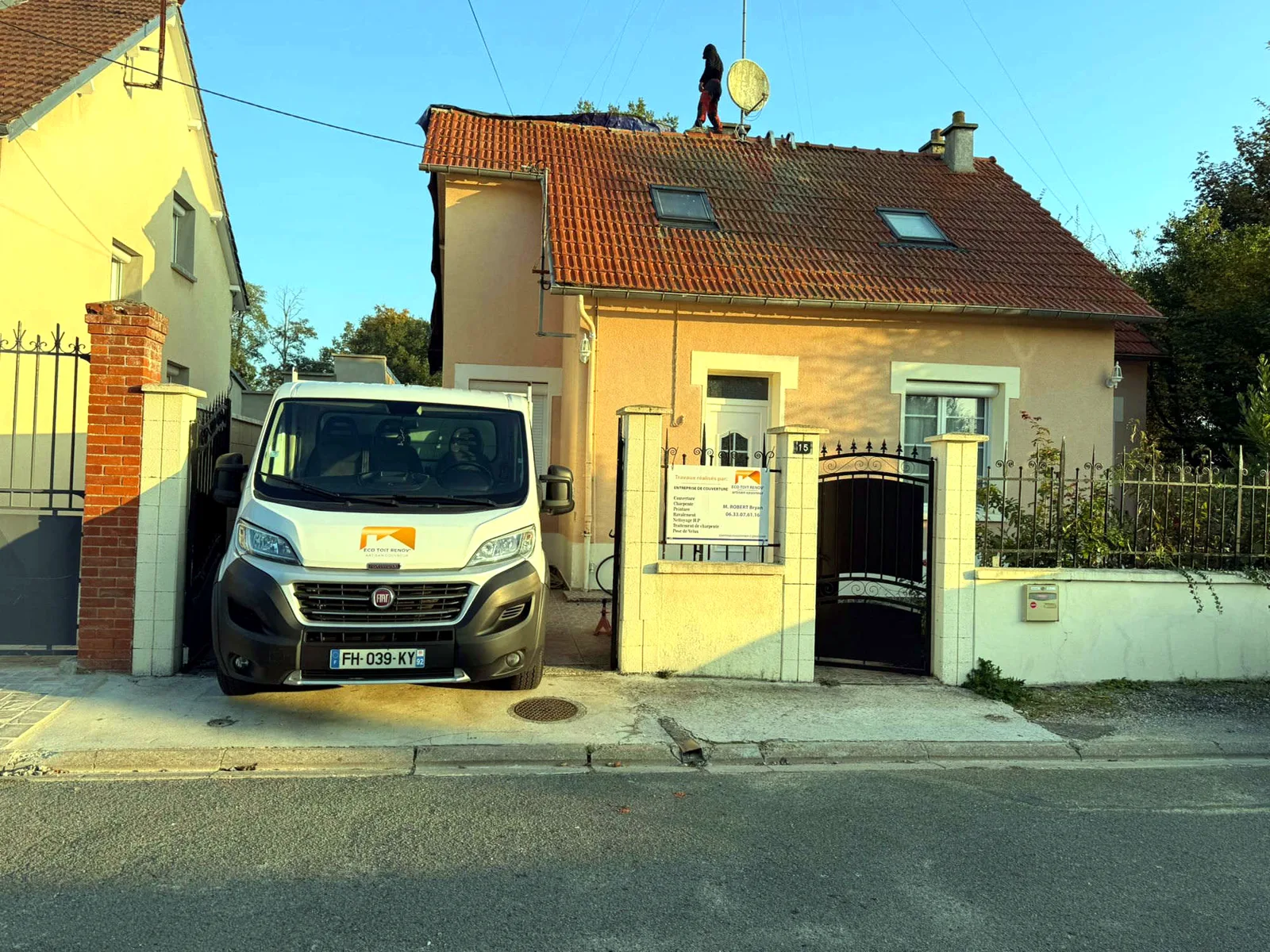Chantier signé : panneau posé, camion devant