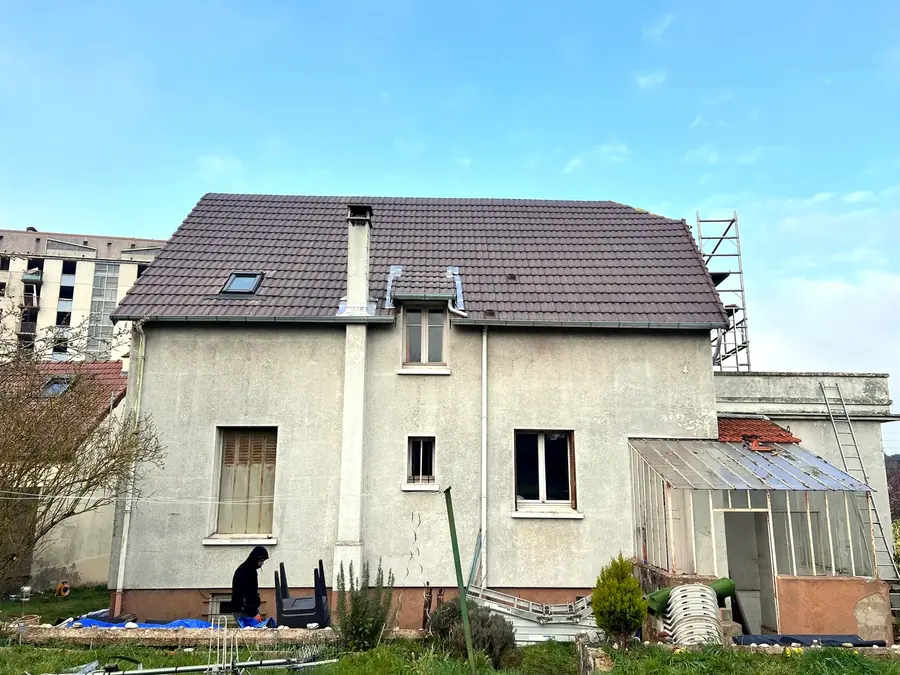 Toiture après nettoyage haute pression : tuiles ravivées