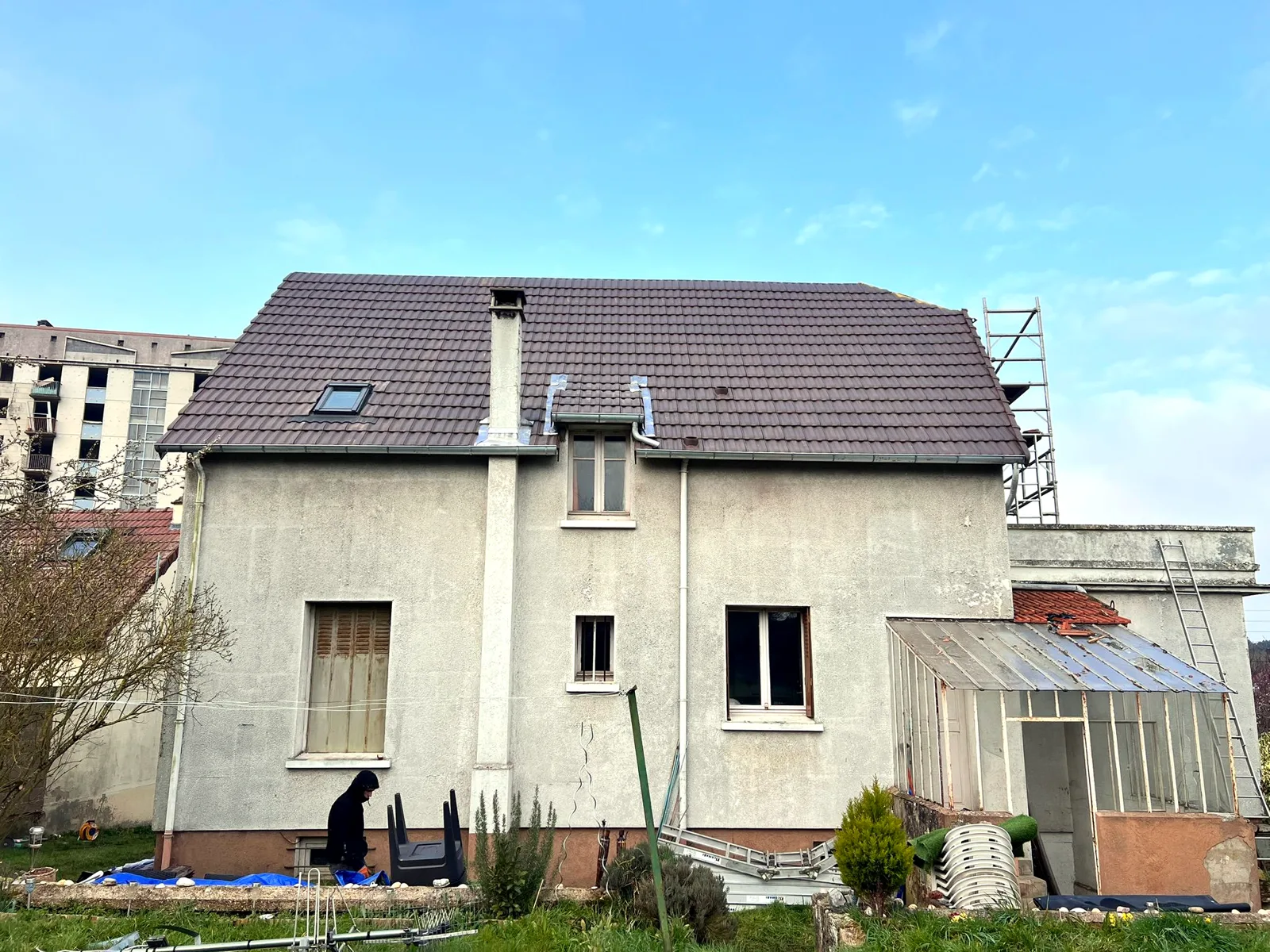 Toiture après nettoyage haute pression : tuiles ravivées