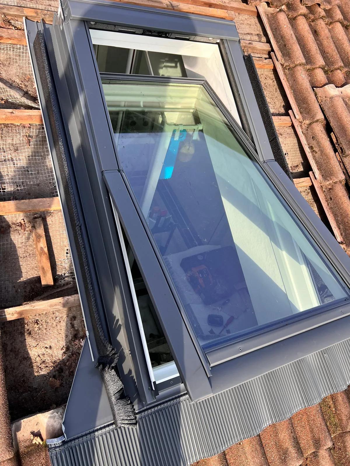 Installation d un Velux avec abergement zinc en cours dans le Pithiverais