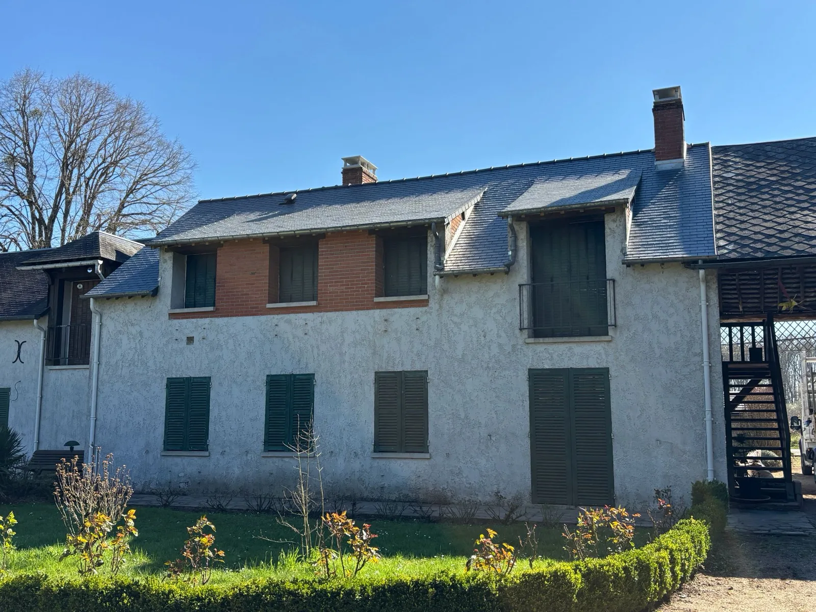 Rénover la toiture en ardoise d'une longère ancienne : le guide complet