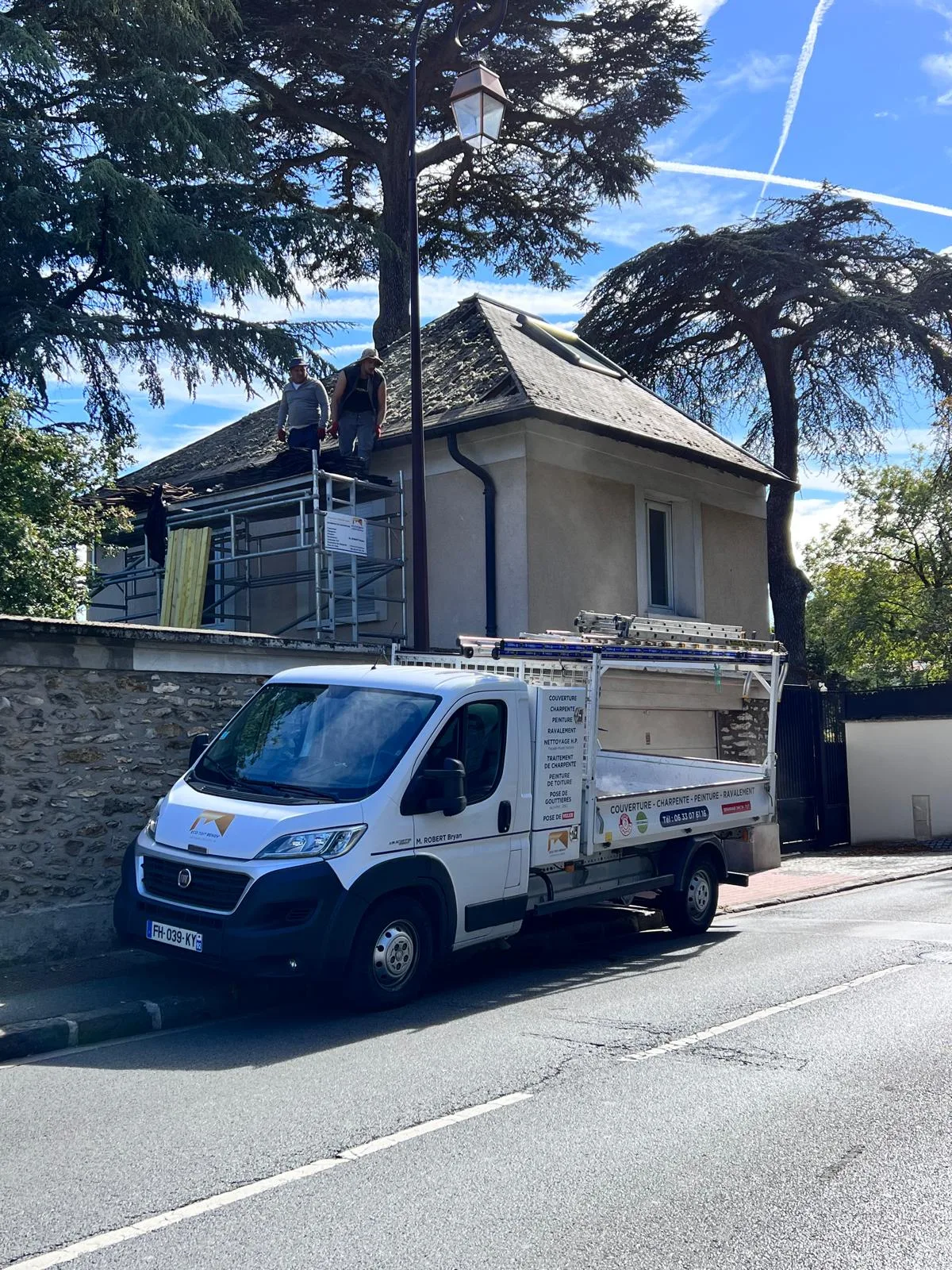 Toiture d'origine déposée sur cette maison de maître, échafaudage en place.